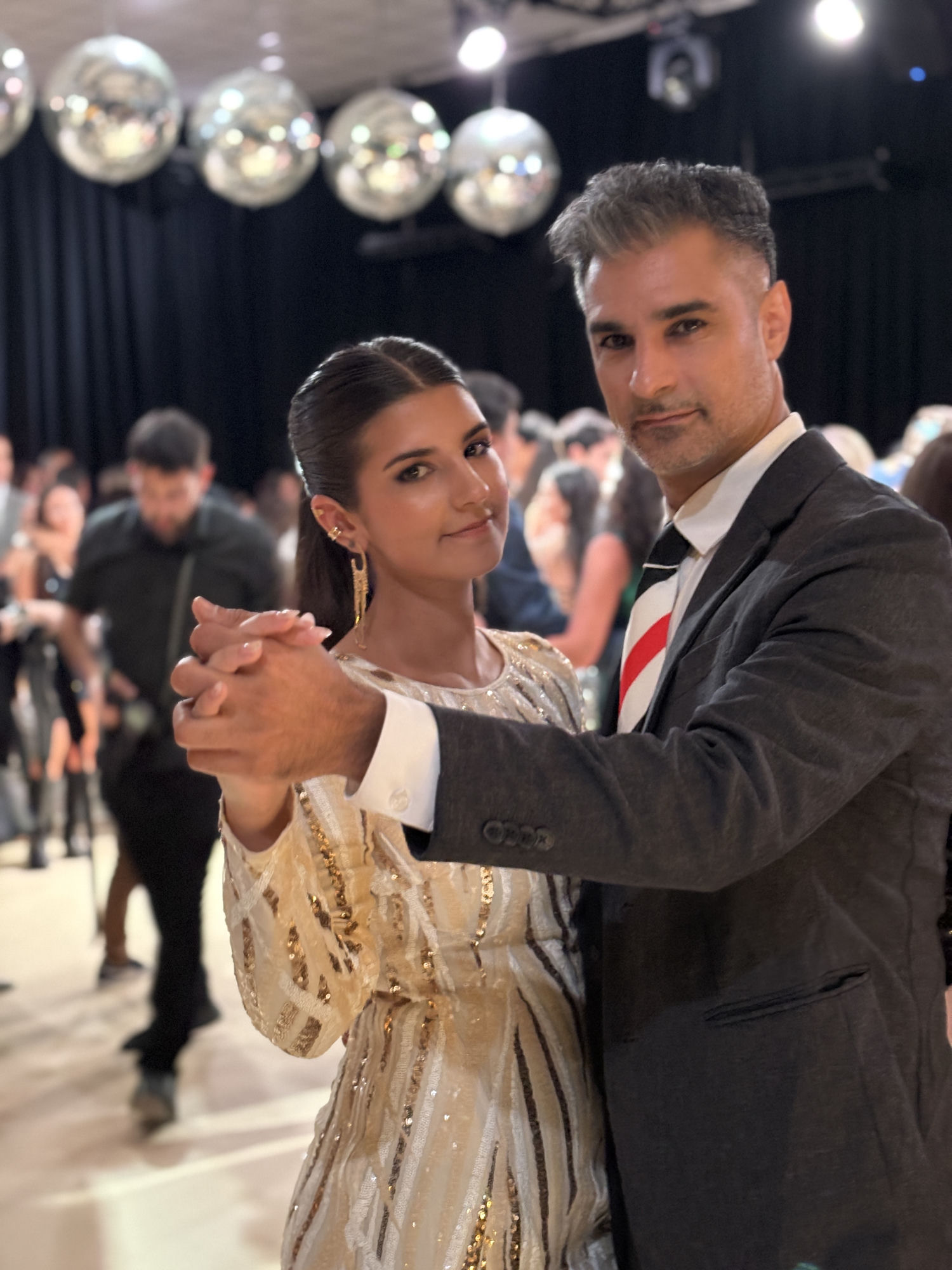 Papá y Faustina bailando en sus 15